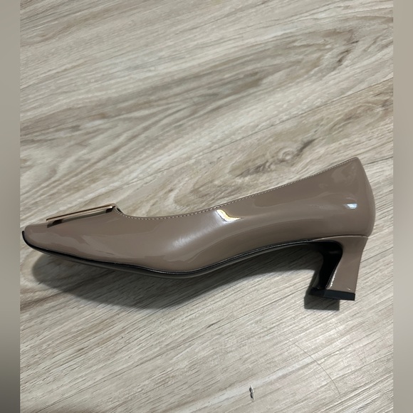 Roger Vivier Patent Leather Buckle Pumps Taupe EU 39 US 8.5 - Picture 6 of 10